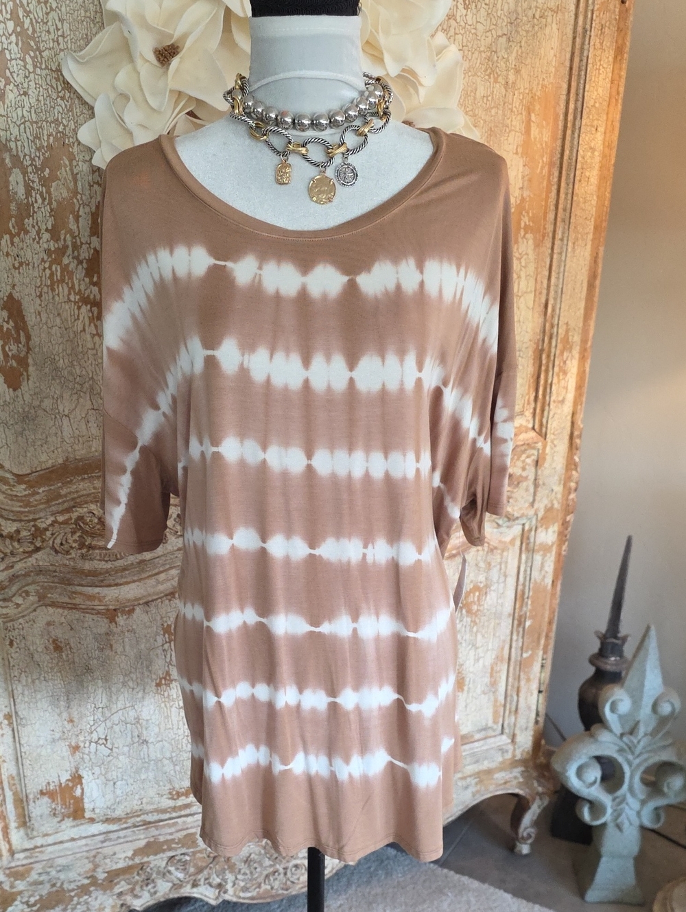 Time and Tru Taupe and White Tie-Dye Short Sleeve Tee